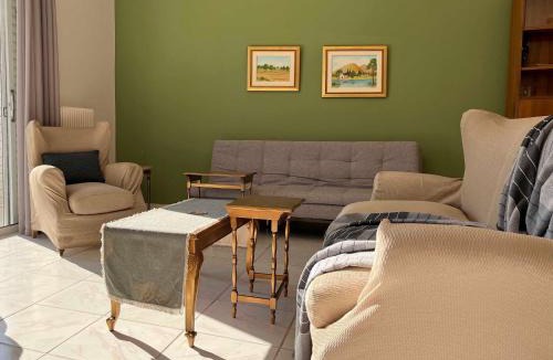 Nea Makri Apartment | Sunny Escape:Stylish and Roomy Apt in Beach Haven!