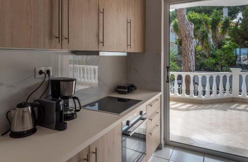 Nea Makri Apartment | Sunny Escape:Stylish and Roomy Apt in Beach Haven!