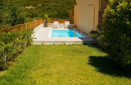 Spilia House | Sunny Oasis Retreat with sharing Pool