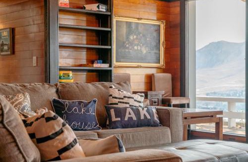Chelan Villa | Sunny Retreat-Lake views,HotTub,BBQ,firepit,EV