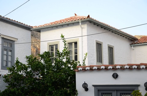 idhra Villa | Superb 19C stone house with yard, 3 mins walk - no steps - to Hydra port
