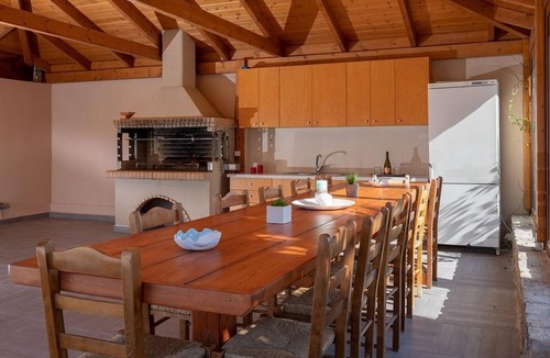 Malevizi Villa | Superb Modern Villa, A/C, Gym, Private Pool, BBQ House, Sea Views - 15mins from Heraklion & Beaches!