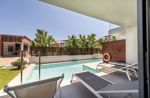 Psalidi Apartment | Superior Double Room with Swim-up Sharing Pool – Inland View