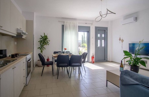 Sissi House | Sweet Sissi 2BR Residence with Jacuzzi Sleeps 6