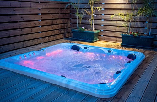 Sissi House | Sweet Sissi 2BR Residence with Jacuzzi Sleeps 6