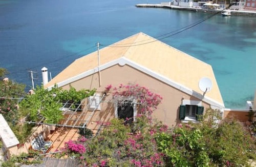 Frourion House | THALASSA. Unique location, one min from the beach!