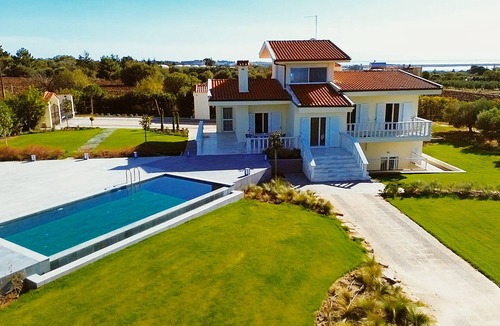 Thermaikos Villa | The FAROS Estate Angelochori - spacious villa with pool to make you feel at home