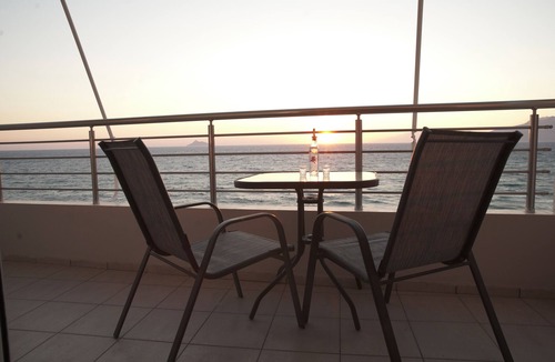Kalamaki House | The House In Front Of The Sea