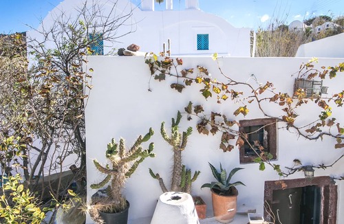 Finikia House | The House of the Singing Birds. Romantic traditional studio with nice sea view