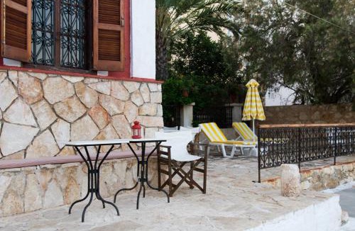 Megisti House | The Scarlet House