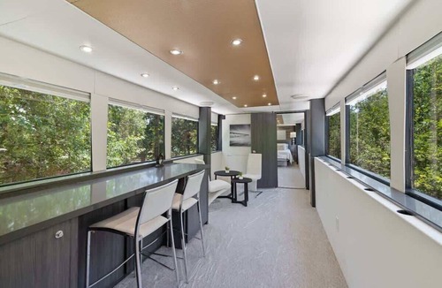 Austin Villa | The Studio Unit near COTA: Hot Tub, BBQ & Events!