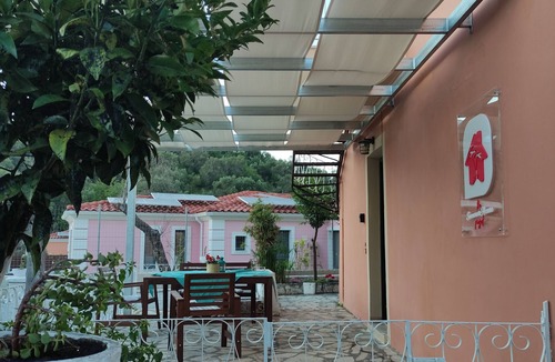 Pelekito House | The SummerHouse Project, a Home with Garden & Veranda, 5' from the Beach