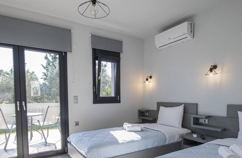 Nea Iraklia Villa | TheaSea Villa with cooling and heated floor