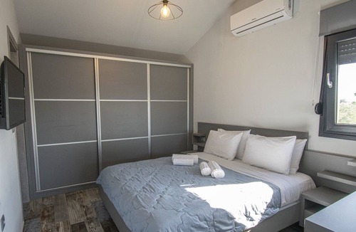 Nea Iraklia Villa | TheaSea Villa with cooling and heated floor