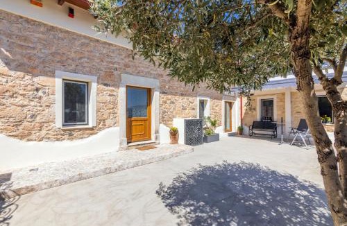 Thrapsano Apartment | Thrapsano House with private pool by Hospi