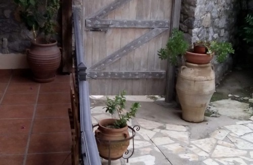 Lamia House | To καταλυμα ονομαζετε STONE HOUSE και μπορει καποιος να το επισκεφτει μεσω