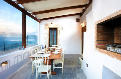 Filaki Villa | Traditional 4bd villa with view,rooftop pool,BBQ!