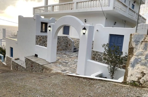 Panormos House | Traditional Greek Home only 5 min walking from Platy Gyalos beach!