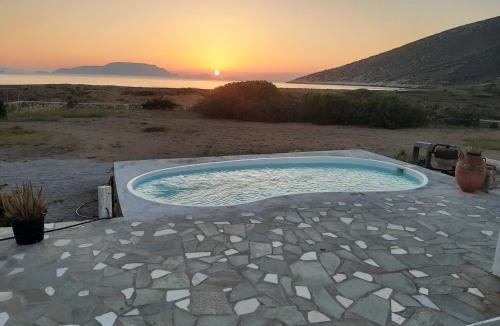 Milopotas House | Traditional House by The Beach