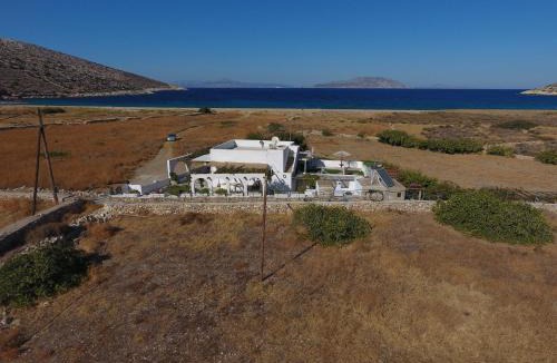 Milopotas House | Traditional House by The Beach