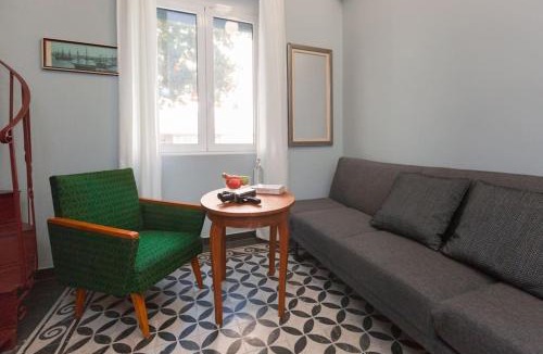 Petralona Apartment | Troon of Athens House