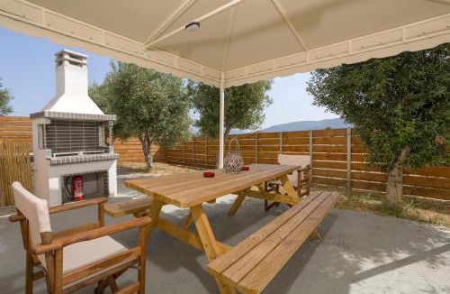 Kalpaki Apartment | Tumeremos Holiday Apartment 3BR Private BBQ Garden