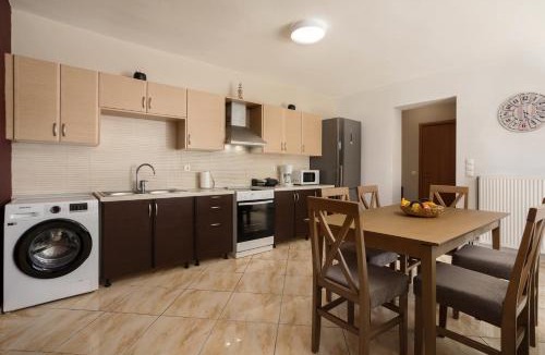Kalpaki Apartment | Tumeremos Holiday Apartment 3BR Private BBQ Garden
