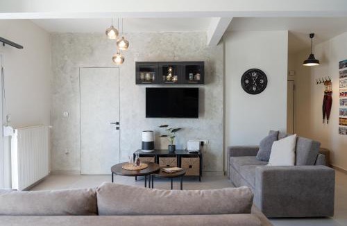 Vardaris Apartment | Unique Experience in Modern Apartment with Balcony & City Views