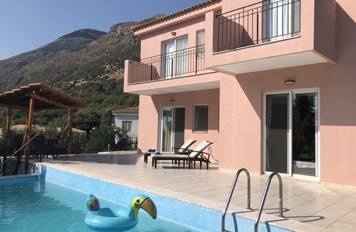 Thiramonas Apartment | VALERIANO NrKATELIOS,2 Bed Grd Floor Villa Apartment Private Pool,Full A/C,Wi-Fi