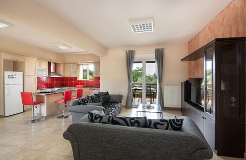 Daratsos Apartment | Valia's House-Spacious 3BD near 🏖️-2' by car
