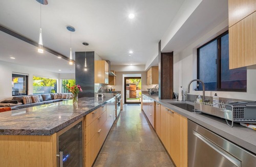 Venice House | Venice Beach Luxury 5BR/5BA w/Fire pits, Decks, Projection Screen Steps to Sand