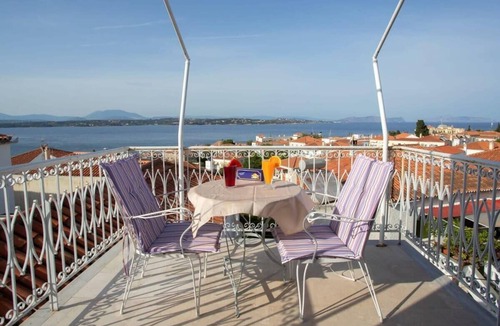 Agii Anargiri Condo | Vibrant Spetses - Mata Colorful Nest