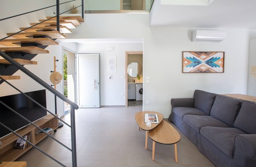 Apolpaina Villa | Vilana Villa ideal for small groups/families 2km from Lefkada city