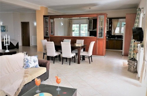 Agía Eiríni Villa | Villa Aeolus with private overflow, endless, heated pool and private garden