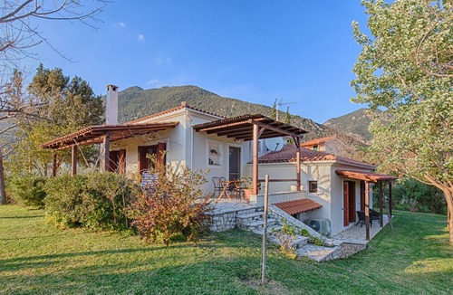 Skaloma Villa | Villa Almyriki 18km from Nafpaktos - 250m from the sea - 8 -10 persons