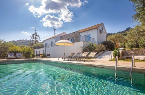 Chlomos Villa | Villa Apanemia Mare - Three Bedroom Villa, Sleeps 6