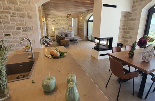 Monopari Villa | Villa Aphrodite, beautiful views, heated infinity pool, privacy!