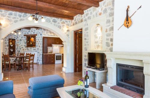 Asigonia Villa | Villa Asigonia with Heated Pool & Whirlpool