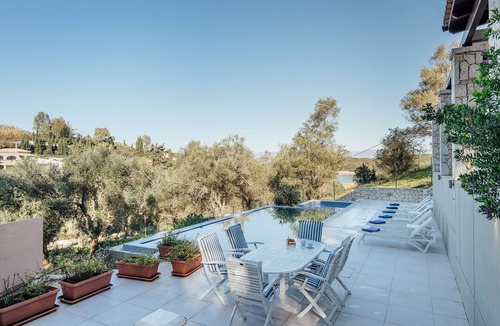 Petaleia Villa | Villa Breeze Avlaki Beach