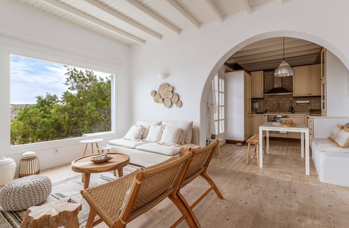 Elia Villa | Villa "Calma Beach House" with Private Terrace & Wi-Fi
