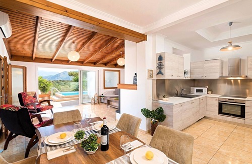 Vathi House | Villa Carolina Privater Pool by Interhome