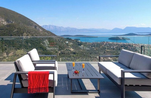 Nidri Villa | Villa "Desun Suites Green" with Private Pool, Sea View and Garden
