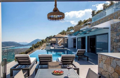 Nidri Villa | Villa "Desun Suites Green" with Private Pool, Sea View and Garden