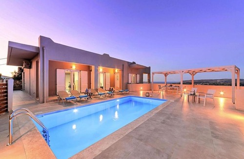 Kournas House | Villa di Giorgio Heated Pool