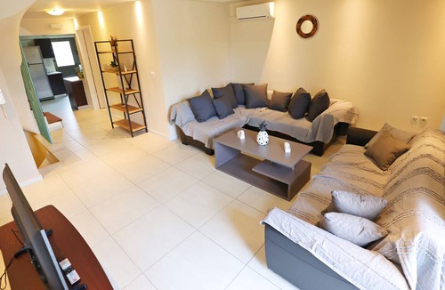 Lambi Villa | Villa Di Rena , Near The Sea
