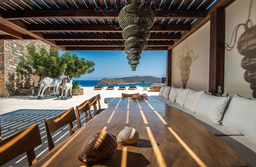 Plaka House | "Villa Dimitra" mit Infinity Pool by Interhome