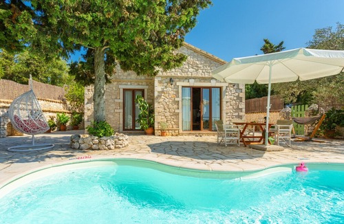 Vlachopoulatika Villa | Villa Gallini: Large Private Pool, Walk to Beach, Sea Views, A/C, WiFi