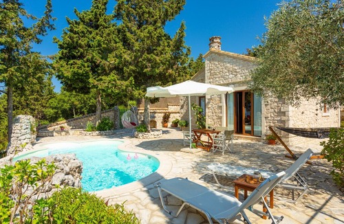 Vlachopoulatika Villa | Villa Gallini: Large Private Pool, Walk to Beach, Sea Views, A/C, WiFi