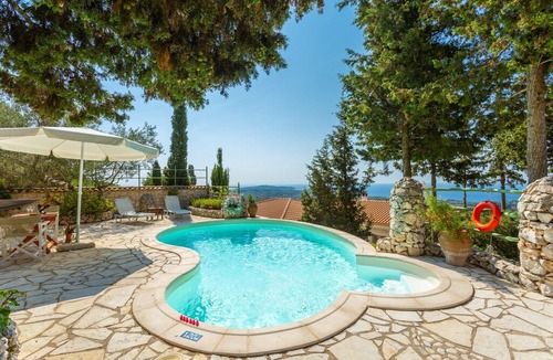 Vlachopoulatika Villa | Villa Gallini: Large Private Pool, Walk to Beach, Sea Views, A/C, WiFi