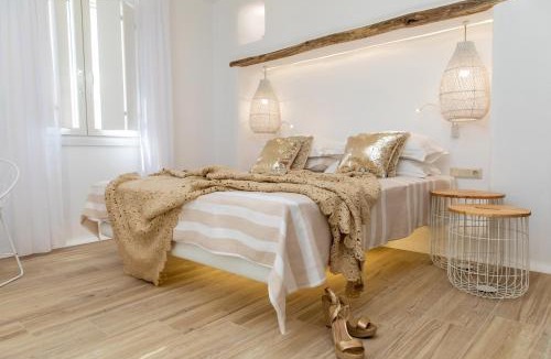 Plaka Villa | Villa Gold & White